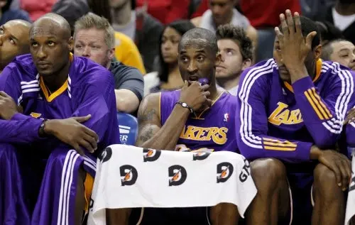 Charlotte despedaza a los Lakers