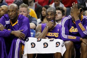 Charlotte despedaza a los Lakers