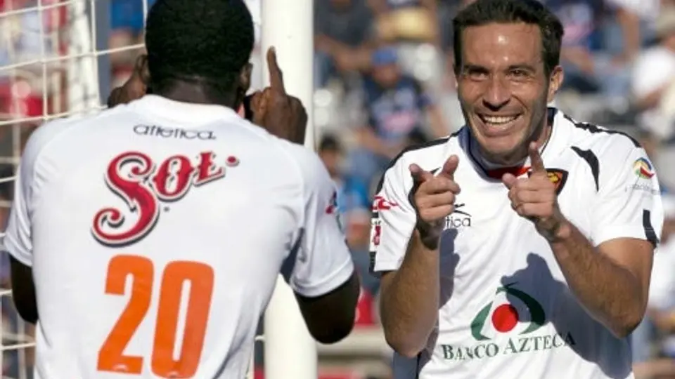 Cardozo debuta al frente de Gallos con derrota 2-1 frente a Jaguares