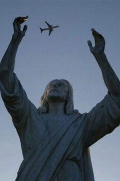 Aparentemente, la estatua de Cristo quiere atrapar el avión | ESPECIAL