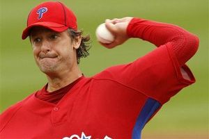 Lesión en el codo de Moyer podría obligarlo a retirarse