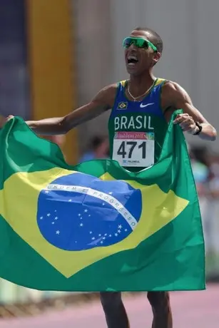 Solonei Silva obtiene oro en el Maratón Varonil