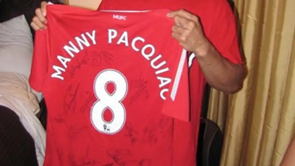 Pacquiao presume playera del Manchester autografiada