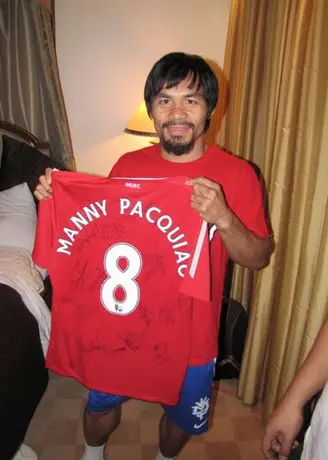 Pacquiao presume playera del Manchester autografiada