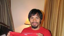 Pacquiao presume playera del Manchester autografiada