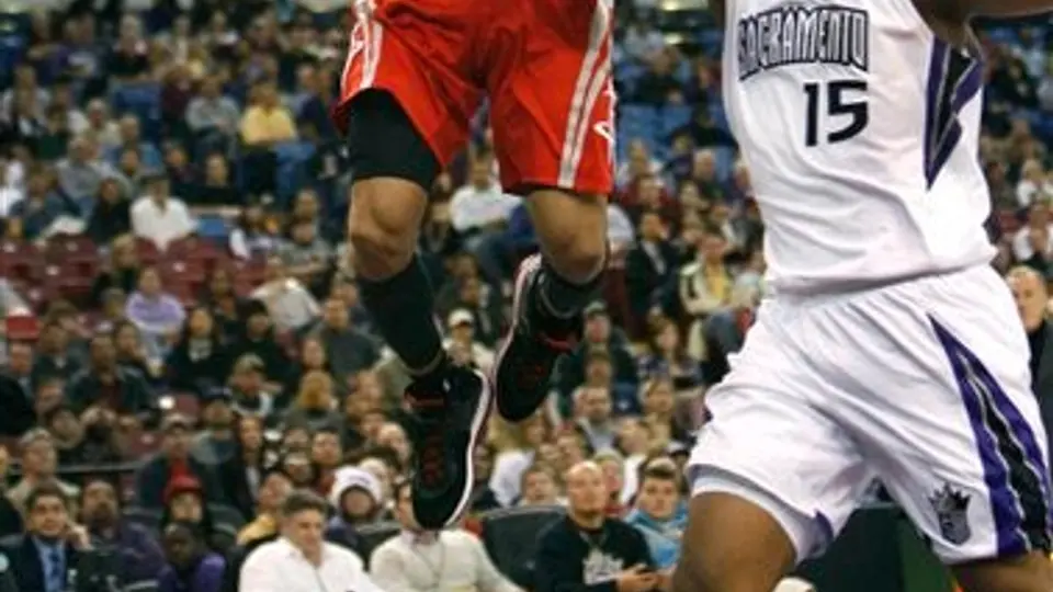 Martin luce en victoria de Rockets 102-93 a Sacramento