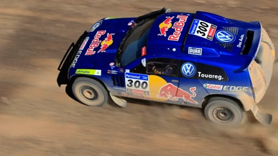 Sainz gana; qatarí Al-Attiyah continúa de líder en rally Dakar