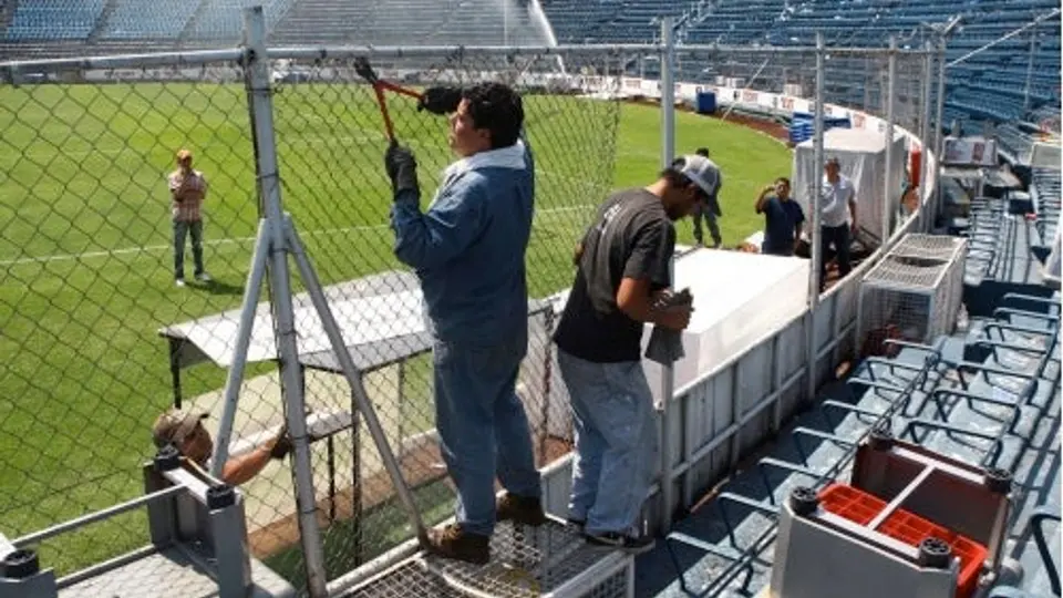 Retiran las mallas del Estadio Azul