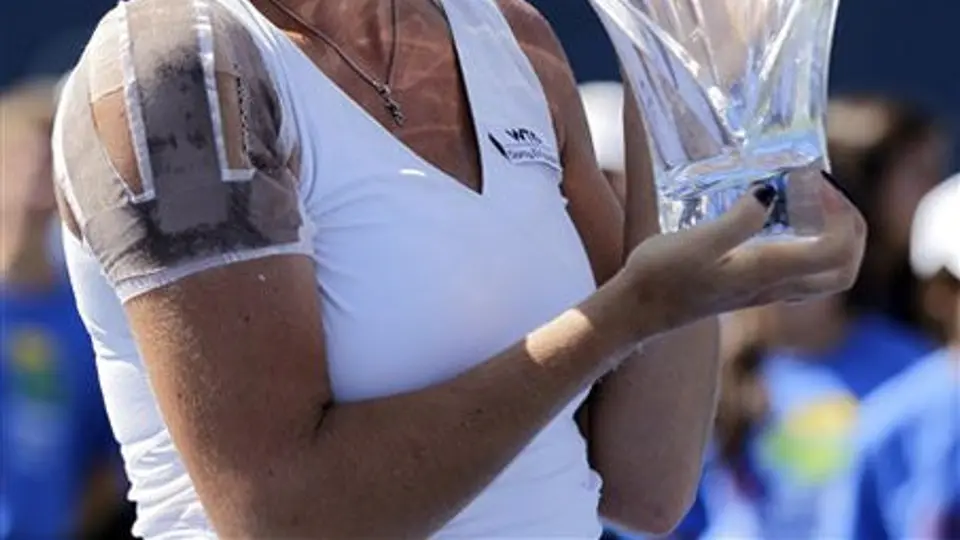 Radwanska se impone a Zvonareva y se corona en Carlsbad
