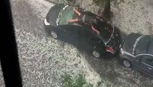 Hombre nada sobre su auto en pleno granizo