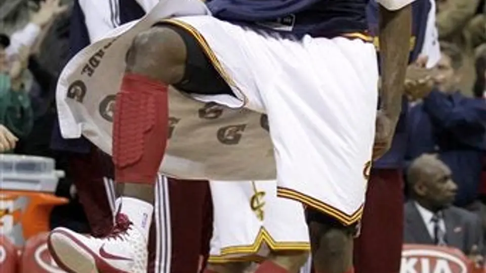 Lakers cae sorpresivamente ante Cavs 104-99