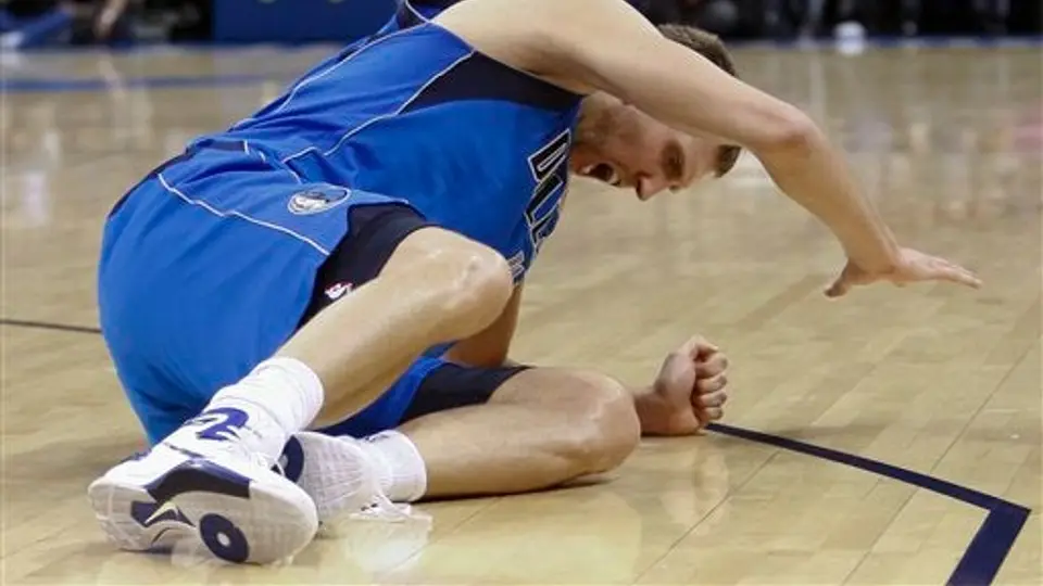 Dirk Nowitzki padece esguince de rodilla