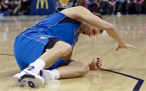 Dirk Nowitzki padece esguince de rodilla