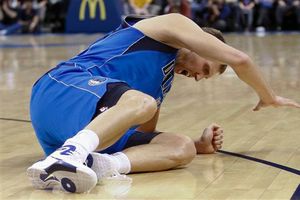 Dirk Nowitzki padece esguince de rodilla