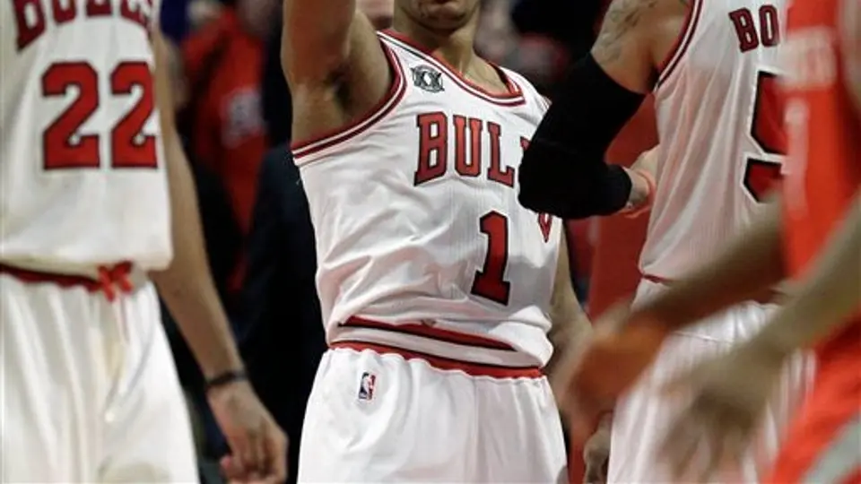 Rose destroza a Rockets; Chicago doblega 119-116 a Houston