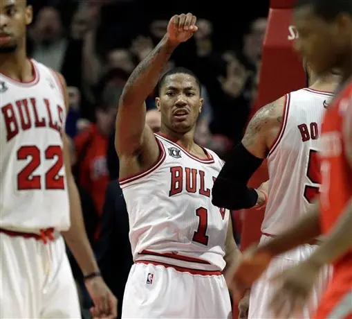 Rose destroza a Rockets; Chicago doblega 119-116 a Houston