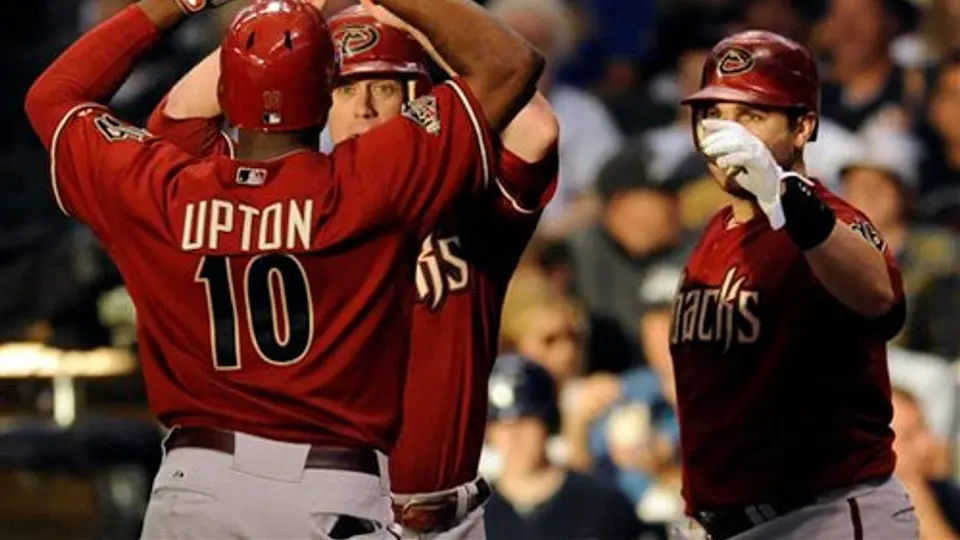 Milwaukee vuelve a ganar 9-4 a Arizona y se acerca a la final