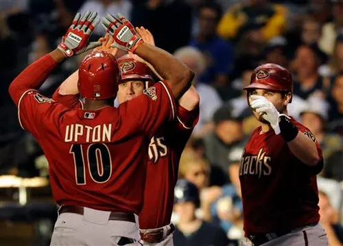 Milwaukee vuelve a ganar 9-4 a Arizona y se acerca a la final