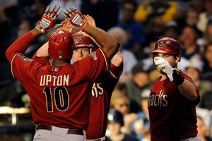 Milwaukee vuelve a ganar 9-4 a Arizona y se acerca a la final