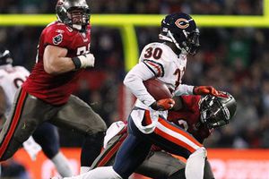 Chicago aguanta la reacción de Tampa y vence 24-18