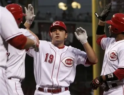 José Bautista y Joey Votto reciben premio Hank Aaron