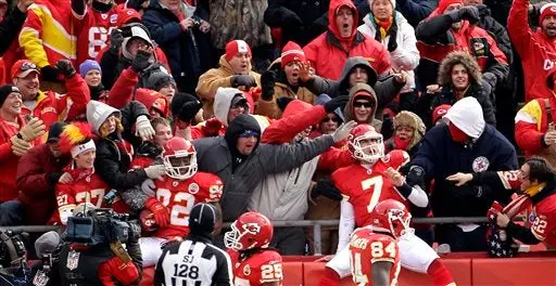 Cassel lanza tres TD; Jefes vencen 34-14 a Titanes