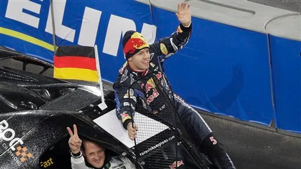 Vettel hace vuelta de honor en calles de Berlín