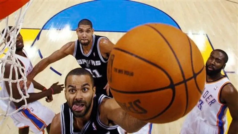 Matt Bonner encesta siete triples; Spurs vence 117-104 al Thunder