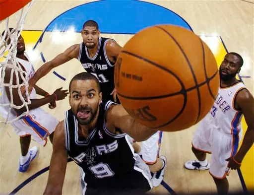 Matt Bonner encesta siete triples; Spurs vence 117-104 al Thunder