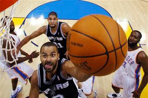 Matt Bonner encesta siete triples; Spurs vence 117-104 al Thunder