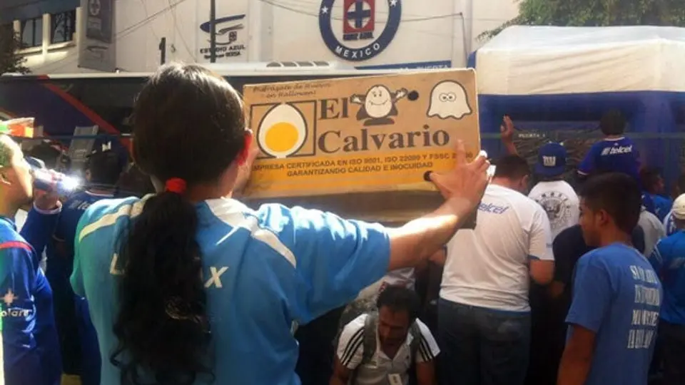 Reciben a Cruz Azul con una caja de huevos