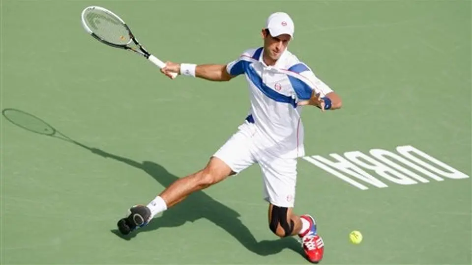 Djokovic avanza sin problemas a segunda ronda en Dubai