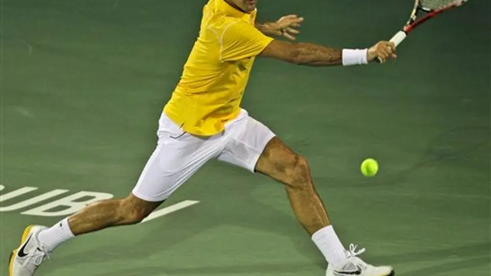 Federer impone su clase y avanza en Dubai