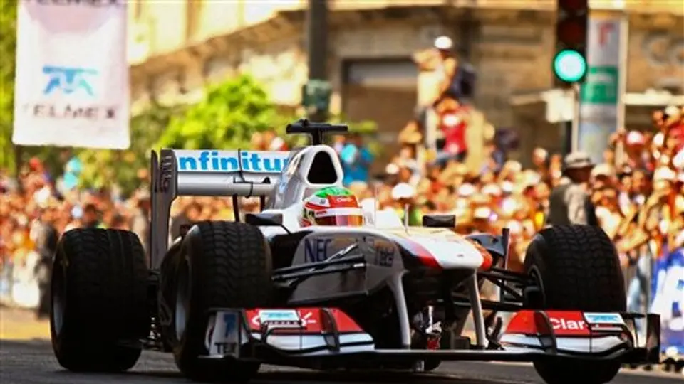 Presume Checo Pérez su bólido en Guadalajara