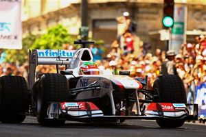 Presume Checo Pérez su bólido en Guadalajara