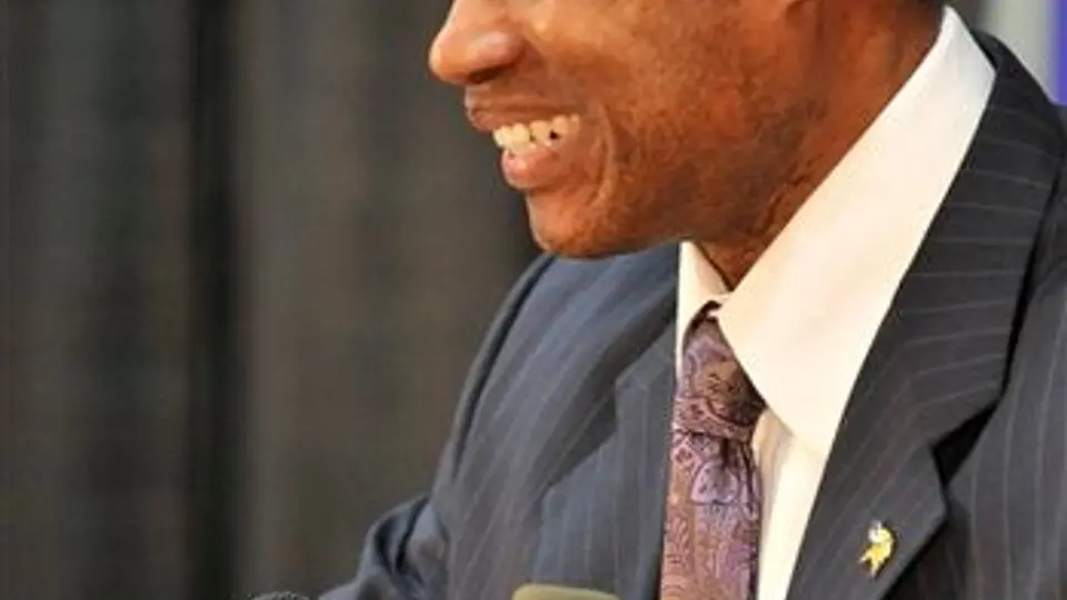 Vikingos ratifica a Leslie Frazier como coach