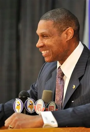 Vikingos ratifica a Leslie Frazier como coach