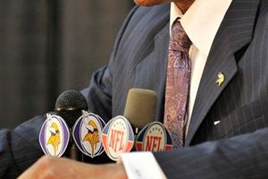 Vikingos ratifica a Leslie Frazier como coach