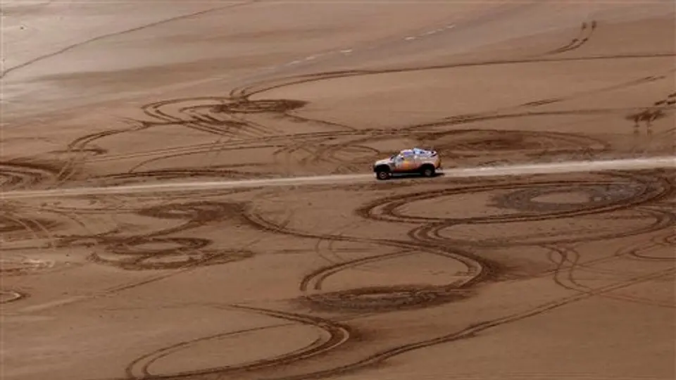 Al-Attiyah queda tercero y acaricia el título en Rally Dakar