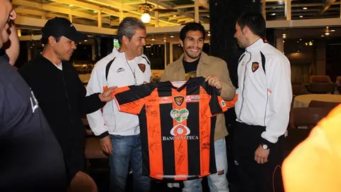 Jaguares le regala playera a Salvador Cabañas