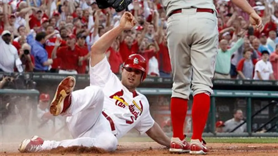 Cardenales se mantienen con vida al vencer 5-3 a Filadelfia