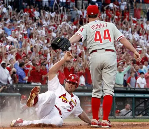 Cardenales se mantienen con vida al vencer 5-3 a Filadelfia