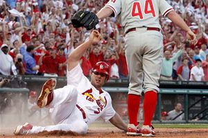 Cardenales se mantienen con vida al vencer 5-3 a Filadelfia