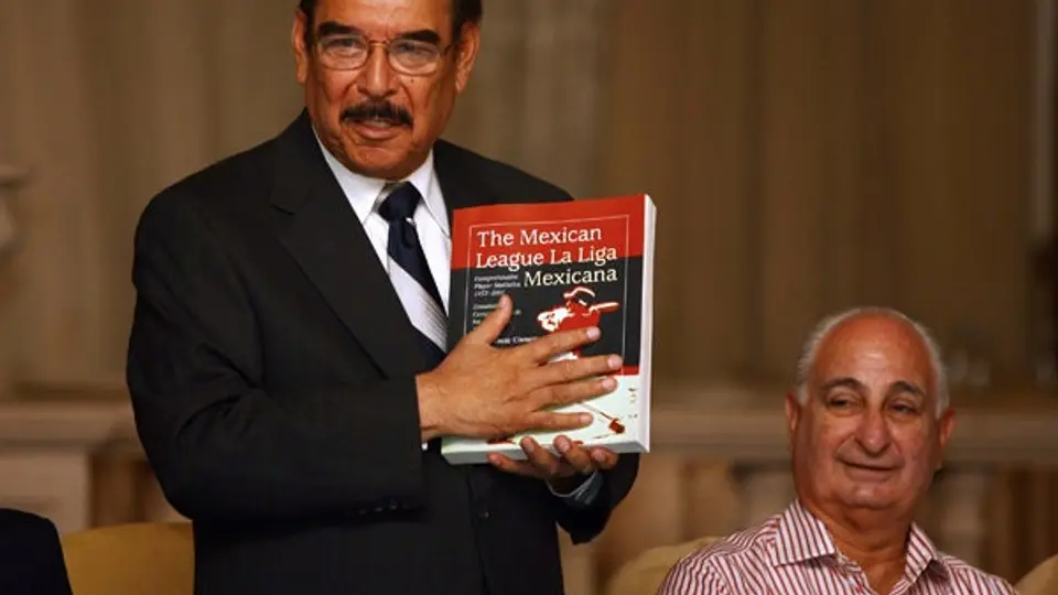 Presentan enciclopedia del beisbol mexicano