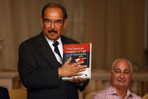 Presentan enciclopedia del beisbol mexicano