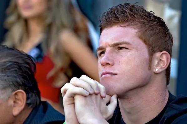 El Canelo convoca a 3 mil fans a firma de autógrafos