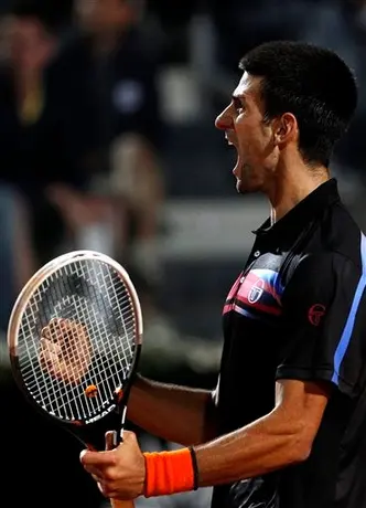 Djokovic vence a Murray y va tras  Nadal