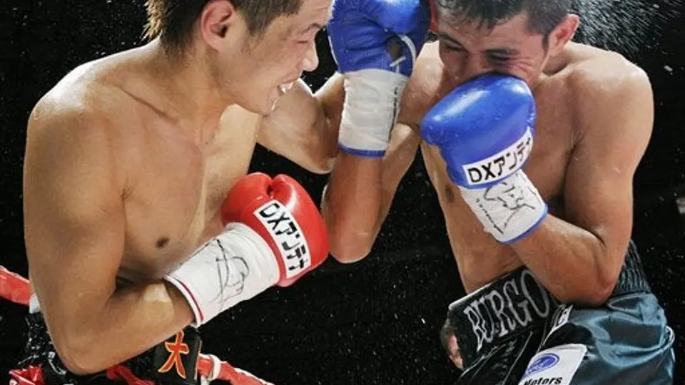 Hasegawa vence por decisión unánime a Burgos por cetro pluma del CMB