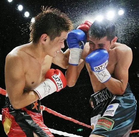 Hasegawa vence por decisión unánime a Burgos por cetro pluma del CMB