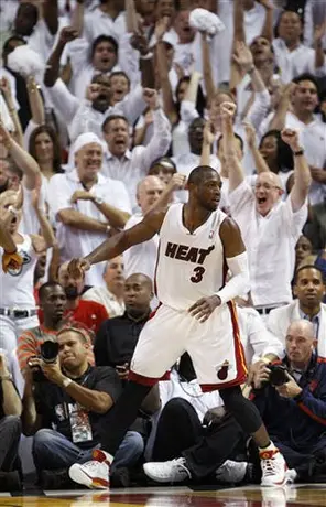 Miami derrotó 99-90 a Boston y toma ventaja en la serie